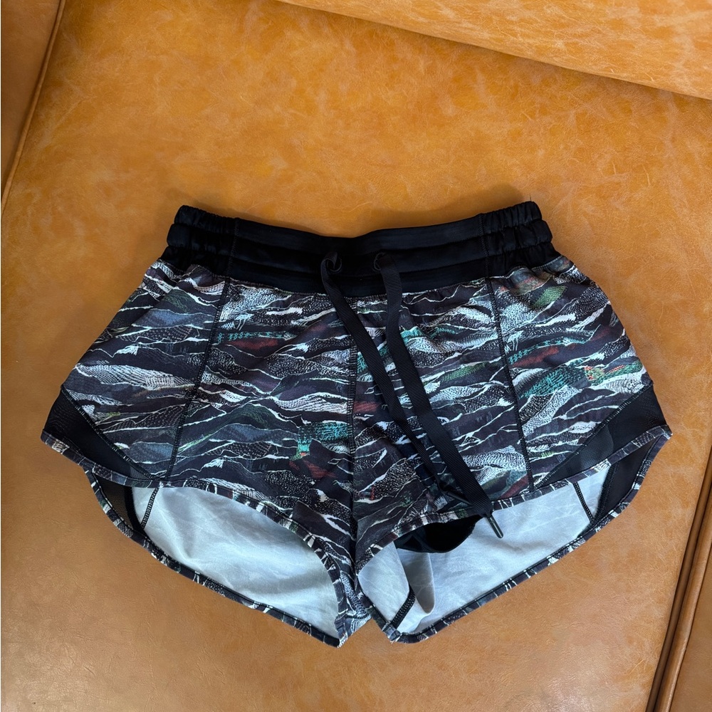 Lululemon Hotty Hot Low-Rise Lined Short 2.5"